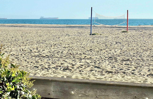 Beach Paradise Stunning 3-story in Long Beach! - Foto 37