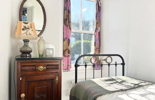 Janies Cottage~ Mousehole~Eclectic Interiors & Vintage Charm - Photo 3