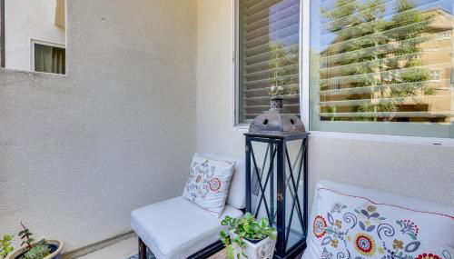 Walk to Public Transit Oceanside Home with Balcony - Photo 4