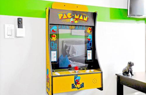 D- Hip & Stylish NoHo Family-Friendly Home near Universal & Hollywood with Patio - Hot Tub - Games - & Parking - Foto 7