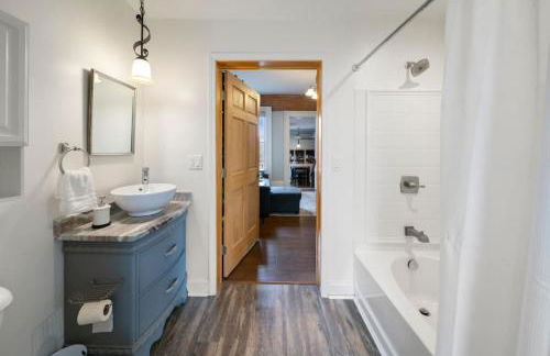 City Escape 2BR Steps to TQL near OTR and Downtown - Foto 22