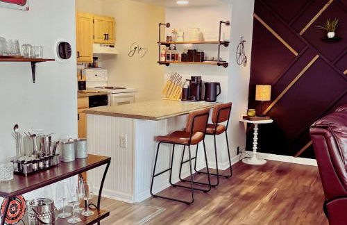 Getaway Villa- 3 mins to Mohegan- Fully Stocked with Two Full Beds & Fireplace- Jacuzzi, Saltwater Pools, Sauna - Foto 11