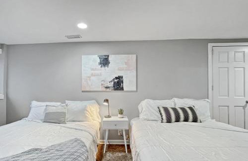 Roomy 4BR by Drake Sleeps 13 HUGE yard - Foto 13