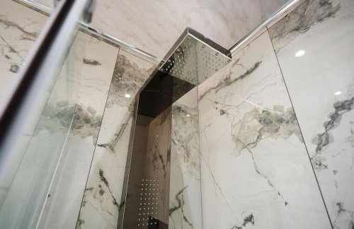 Stylish Home With Free Parking And Easy City Access - Photo 45