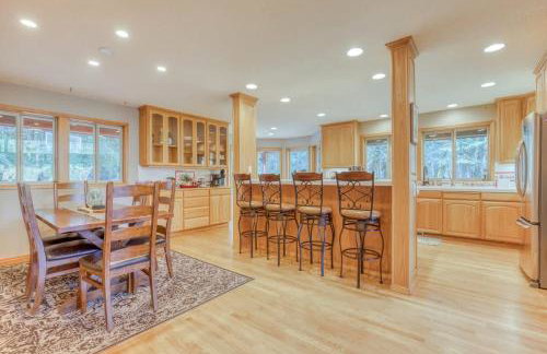 Iron Mountain - Spacious Secluded Lodge with Hot Tub & Game Room - Photo 22