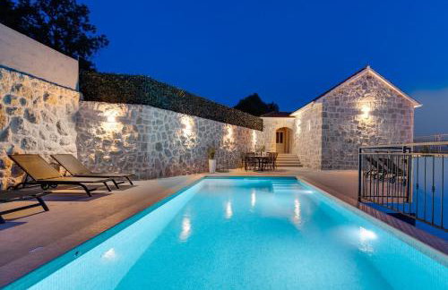 Villa KING with private pool with hydromassage, 4 bedrooms, 3km from sea and town Omiš - Foto 1