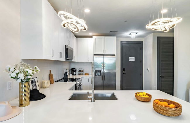 Lindsley by Avantstay Balcony + Modern Design A+ Downtown Location - Photo 10