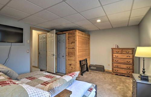 Secluded Gaylord Cabin with Deck, Fire Pit and Grill! - Foto 16