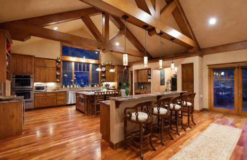 Luxe Artful Mountain Retreat with 4 King Suites, 8 Person Hot Tub and 3 Decks - Foto 12