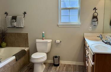 Lakefront Condo A-1 with Large Balcony - Foto 12