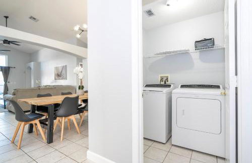 Magical 5-Bedroom Retreat w/ Pool, 3 Ensuite Bedrooms, Near Disney, and Internet! - Foto 30