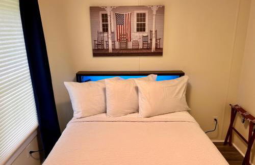 Spacious 2BR Retreat-10 minutes to the Beach! Pet Friendly! - Foto 34