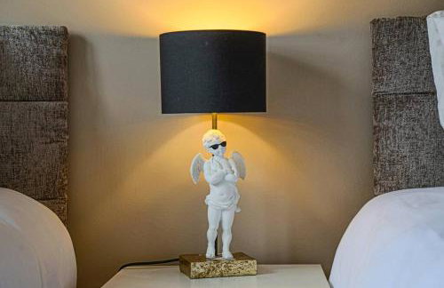 Luxury 5 Bedroom 3 Bathroom House - Smart TVs with Sky and Netflix, Super Fast WiFi, Free Parking by Yoko Property - Foto 34