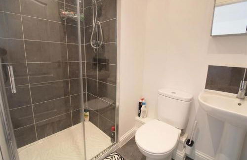 5 bed and 3 bath house in London - Photo 6