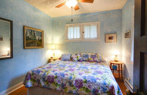 Harbert Cottage with Fire Pit Half Mile to Beach! - Foto 10