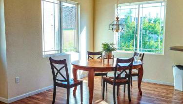 Bright Airy Home with Scenic Views - Foto 3