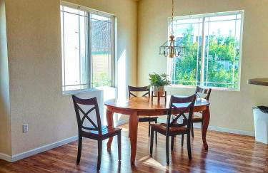 Bright Airy Home with Scenic Views - Foto 3