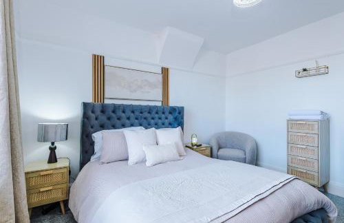 Luxury 3-Bedroom Apartment with 75-Inch TV, Fireplace & Terrace near Manchester Airport - Photo 5