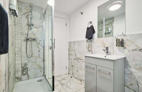 Luxury Lower-Level Two Bed Apt - Foto 16