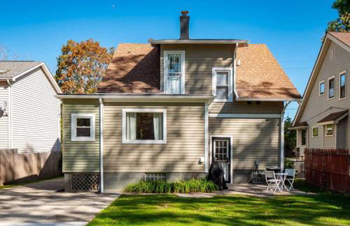 Spacious 4BR in Kamms Corners Cleveland - Game Room - Sleeps 9 - Foto 40