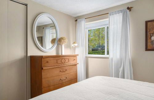 3Br 2Bath Midcentury Ski Chalet with Hot Tub & Kids' Loft - Photo 45