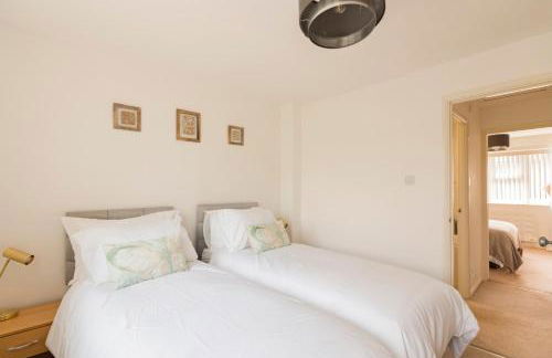 Surrey Stays - 2 Bedroom House, RH1, Contractors Welcome, Sleeps 5 max, 2 Parking Spaces, Near Town Centre, Train Station and Gatwick Airport - Foto 3