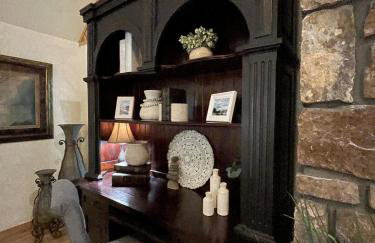 C19, One bedroom luxury, log-sided Couple's Cottage with private hot tub and unique extras cottage - Foto 20