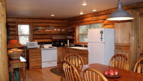 Peaceful Waterfront Log Cabin near Crater Lake National Forest, Oregon - Foto 2