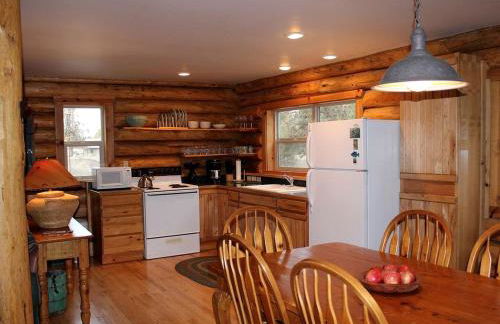 Peaceful Waterfront Log Cabin near Crater Lake National Forest, Oregon - Foto 2