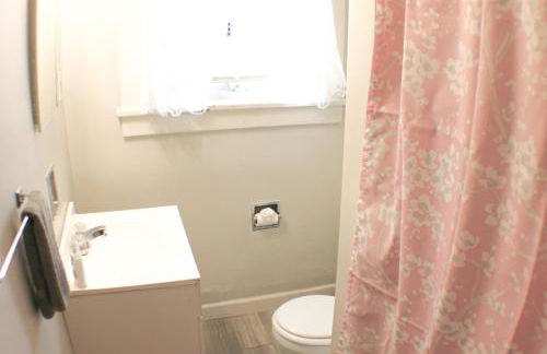 Steps Away From Hospital - 2 Queen Bed - City View - Foto 16