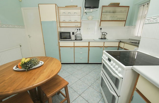 Dean Court Bungalow Parking by Brighton Holiday Lets - Photo 15