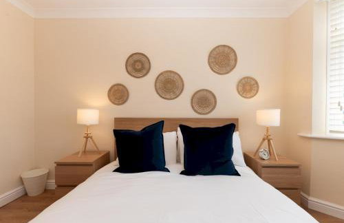 Pass the Keys Stunning Spacious Chessington Gem with Parking - Photo 24