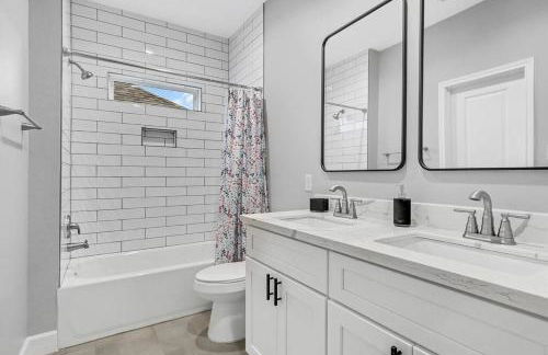 Sleeps 7 Newly Built 10 min from All major attractions - Foto 18