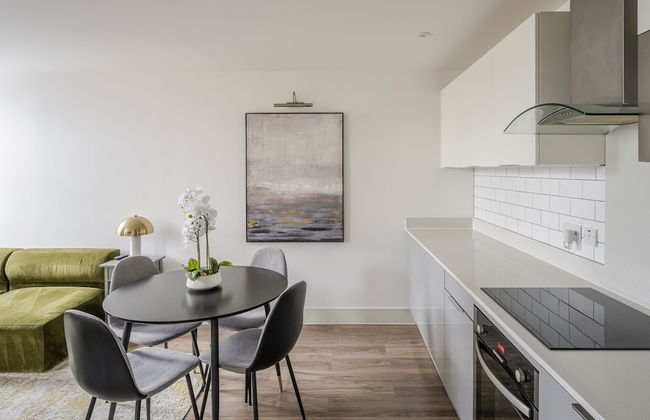 Luxurious 2 Bedroom Apartment With Free Parking - Photo 18