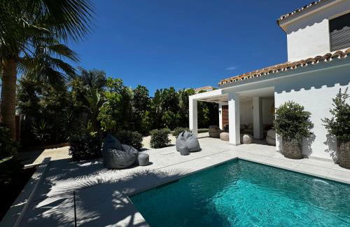 Marbella Bliss - Luxury 4-Bedroom VILLA with Garden, Private POOL & Jacuzzi, Marbesa near- 5 min to the Cabopino Beach - Photo 38