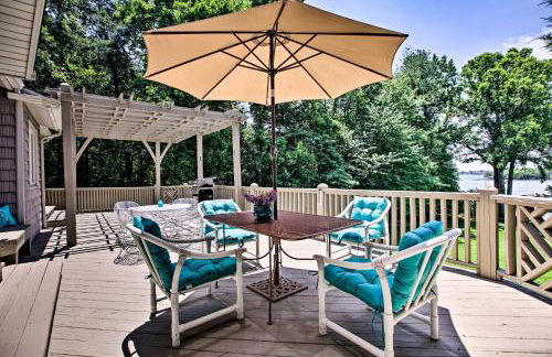 Scenic Smith Mountain Lake Getaway with Deck and Dock! - Foto 1