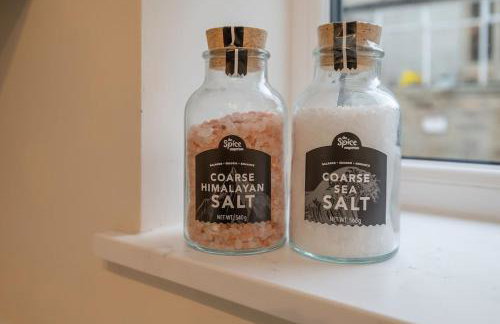 Sleeps 6 4 bedrooms 2 minute walk to the Square Hosted Happy Valley Cast - Photo 12