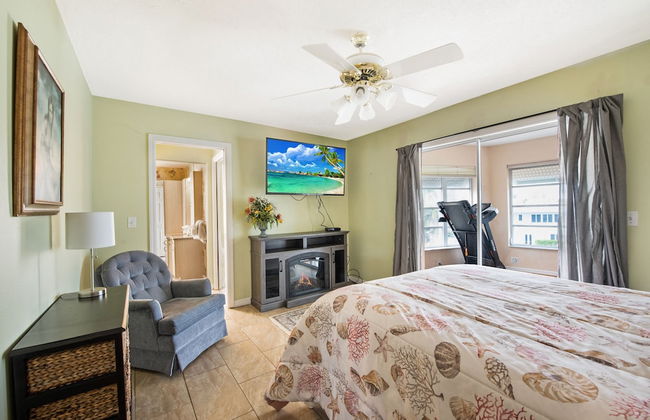 232 South Harbor Upstairs 3 Bedroom Apts by RedAwning - Photo 3