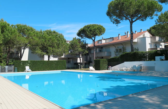 2 bedroom Apartment in Lignano Sabbiadoro with swimming pool and garden - Photo 13