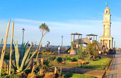 Richmond Cottage - Brand New 4BR Holiday Home, just 3 minutes from the beach with Pool Table and Free Parking - Foto 40