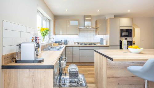 6 Bedroom, 2 Bathroom Modern, Spacious Home - Foto 3