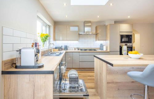 6 Bedroom, 2 Bathroom Modern, Spacious Home - Foto 3