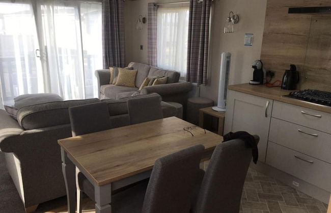 Prime Location 3-bed Chalet in Seal Bay, Selsey - Photo 13