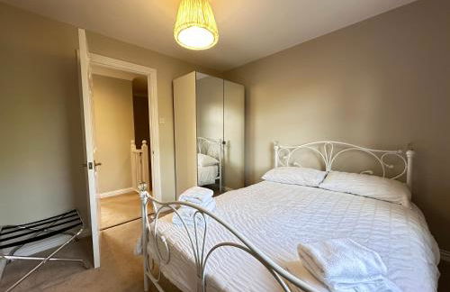 Spacious 4 Bed Home near Elizabeth Line, perfect for Contractors, Families & Groups - Foto 18