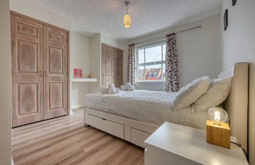 Solihull 2-Bed Flat with Parking-Ideal for Contractors, Business, Long Stays - Photo 8