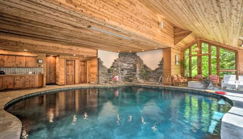 Luxe Plymouth Chalet with Indoor Pool and 3 Decks! - Foto 2