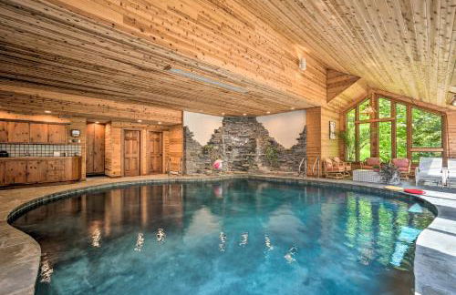 Luxe Plymouth Chalet with Indoor Pool and 3 Decks! - Foto 2