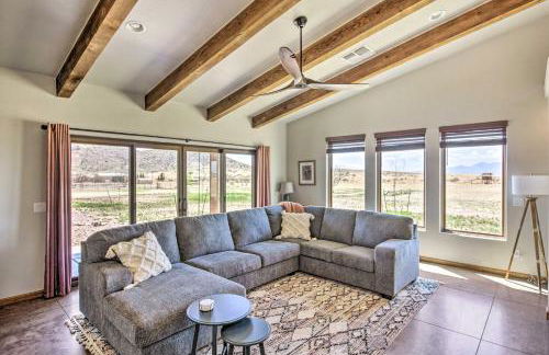 Pastoral Elgin Escape with Covered Patio and Grill! - Foto 4