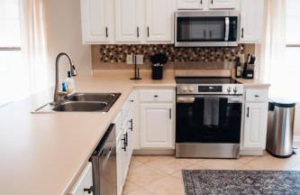 Golden Hour Getaway- Guest Favorite, 2 Min to Beach, Seasonal Pool & Arcade - Foto 33