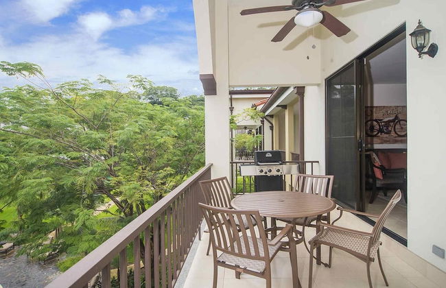 Impressively designed and decorated 3rd-floor space overlooking pool in Coco - Photo 13